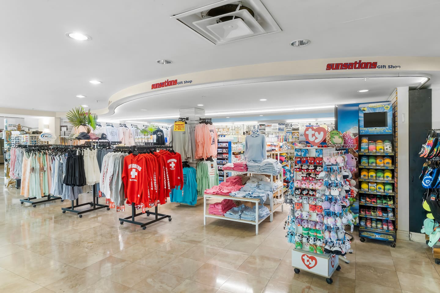 Forgot something? No worries! The on-site gift shop has you covered with beachwear, toys, snacks, and souvenirs—everything you need just steps from your door.