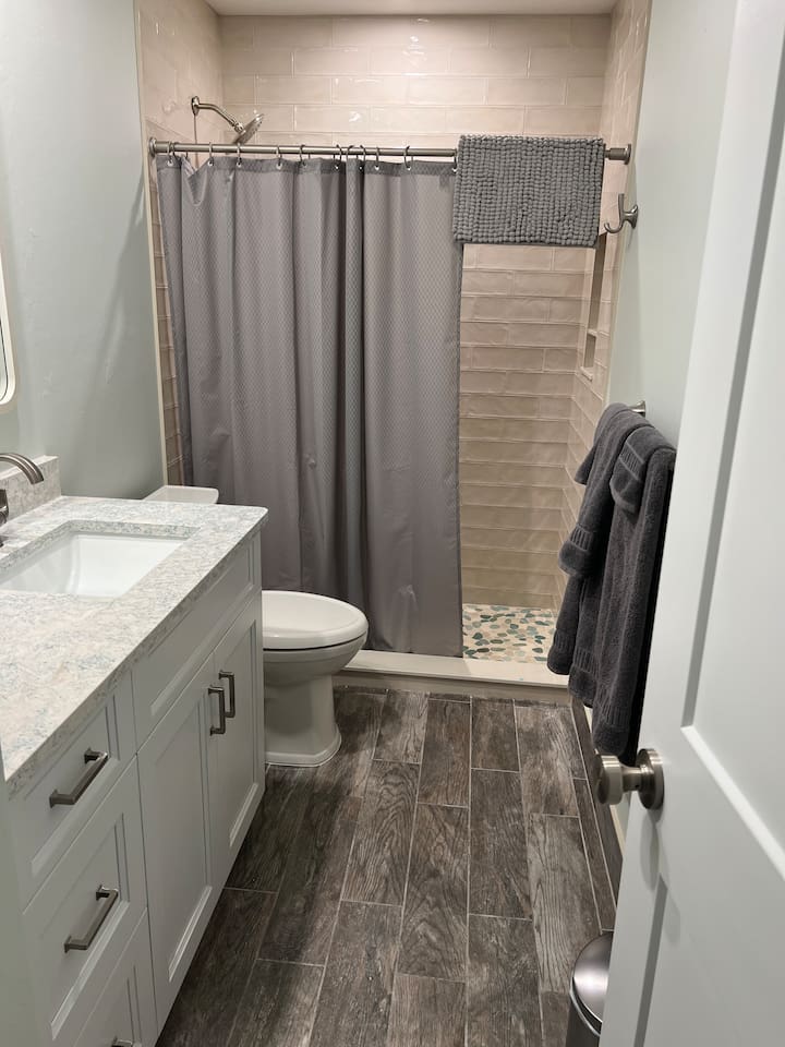 Upstairs Full Bathroom