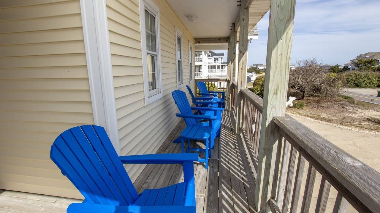 Middle deck sitting area.