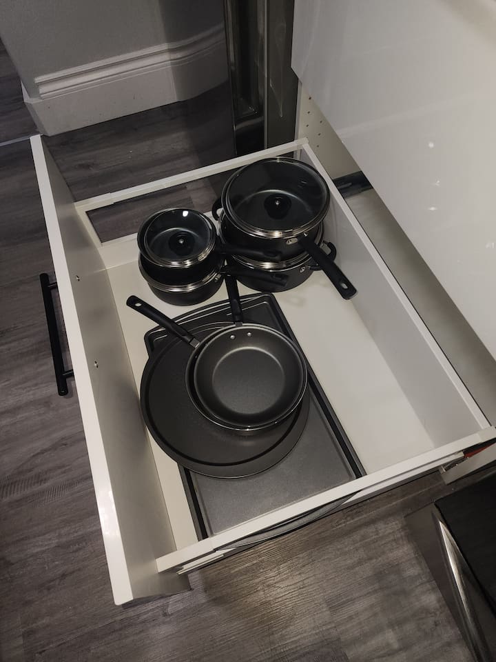 Cookware pots and pans