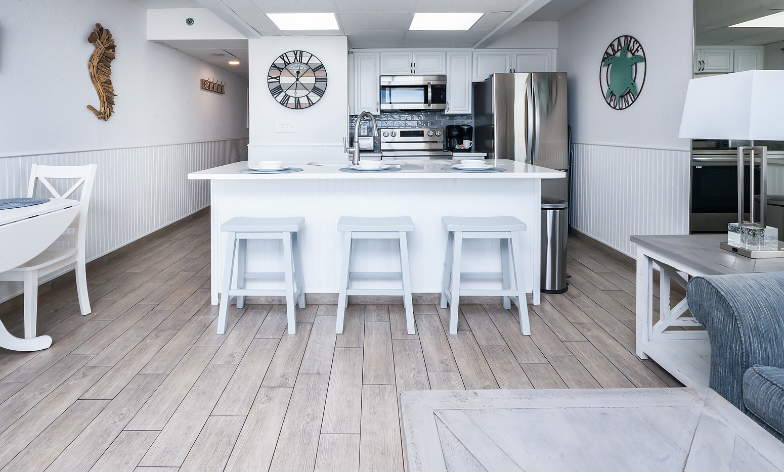 Kitchen with quartz countertop