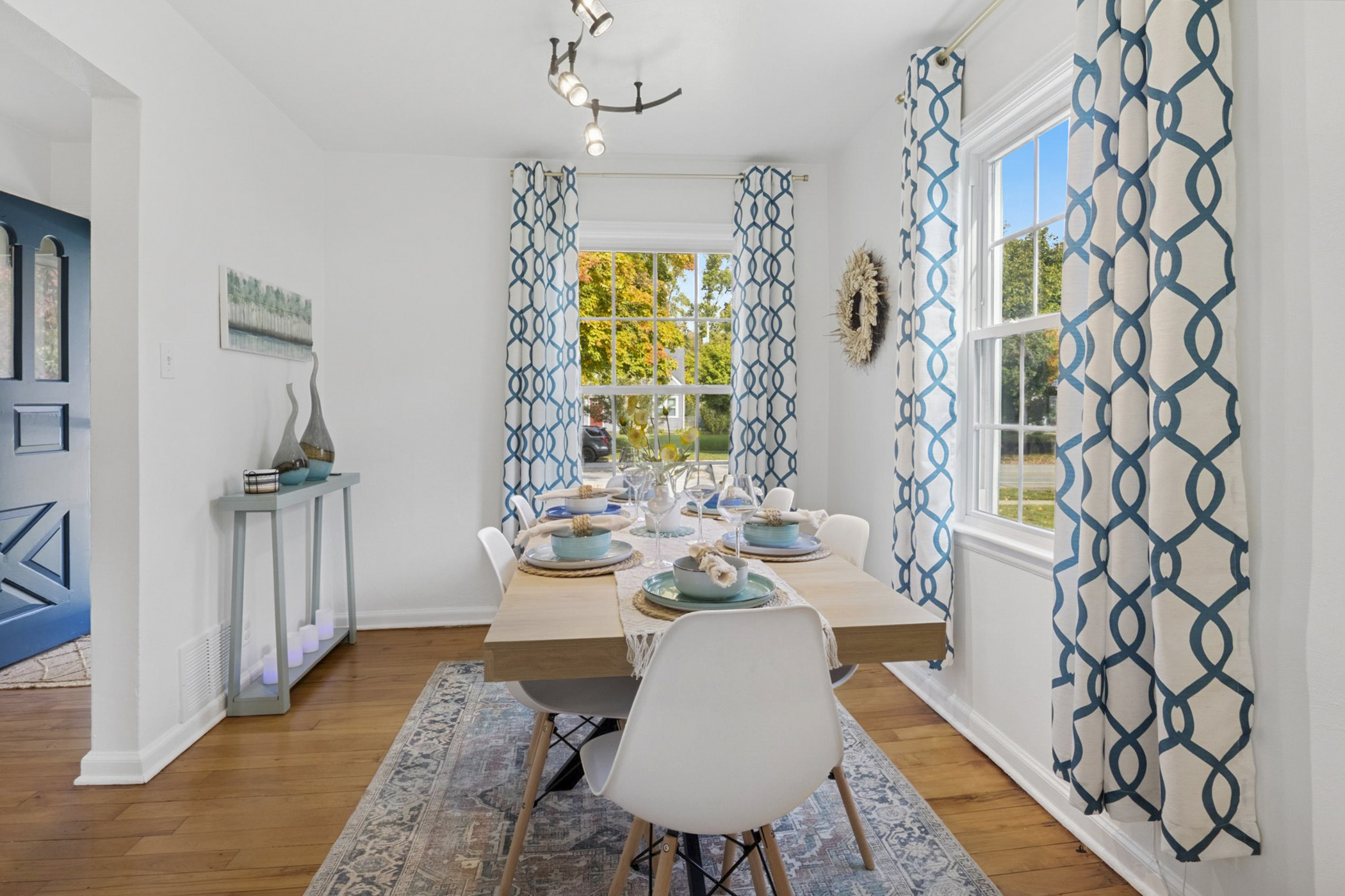 Gather with ease—our South Bend dining table seats 8 and easily adjusts for more intimate meals. Extra chairs and a bonus table are tucked nearby for flexible hosting near Notre Dame.