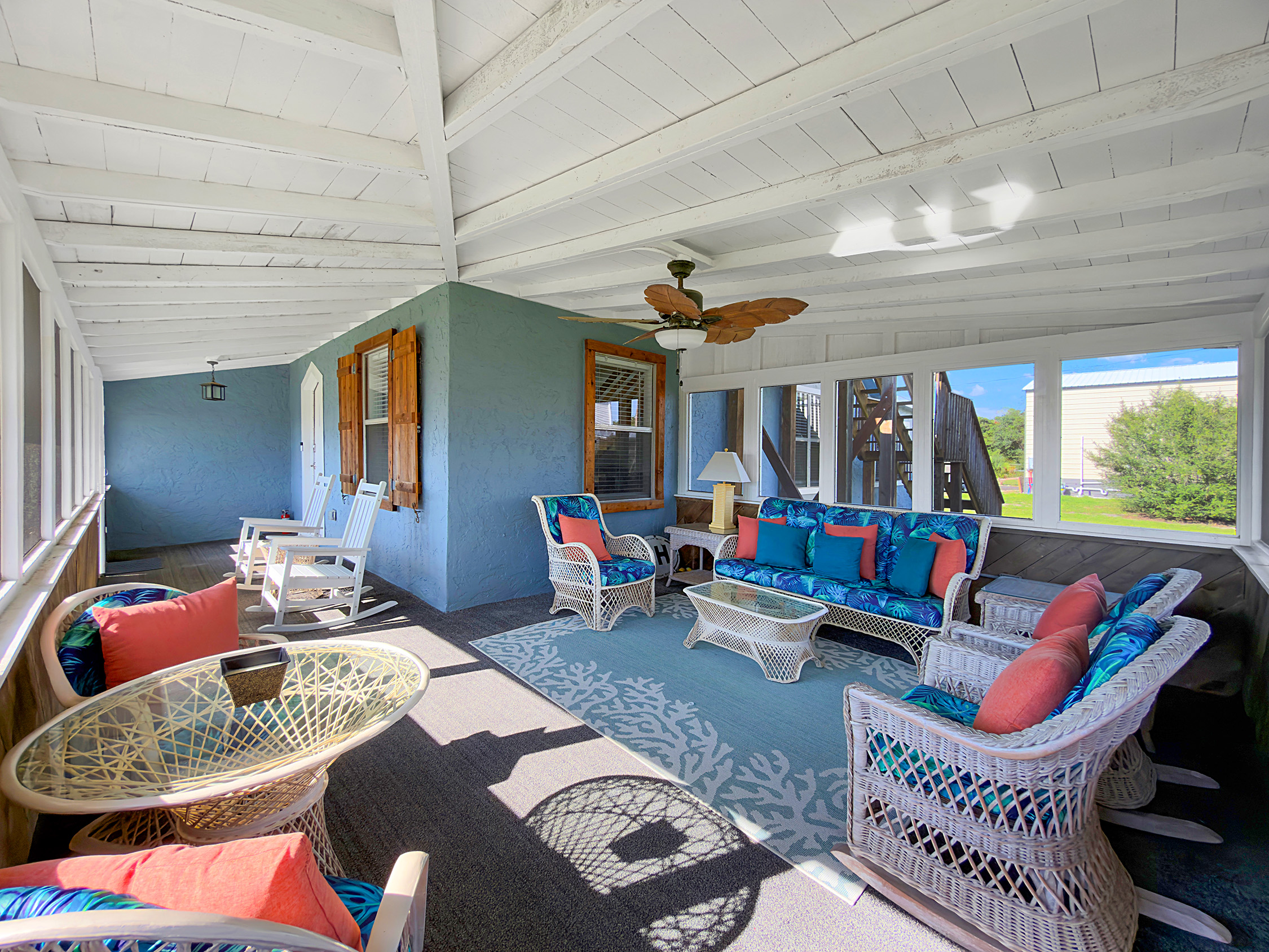 Screened in porch with plenty of seating