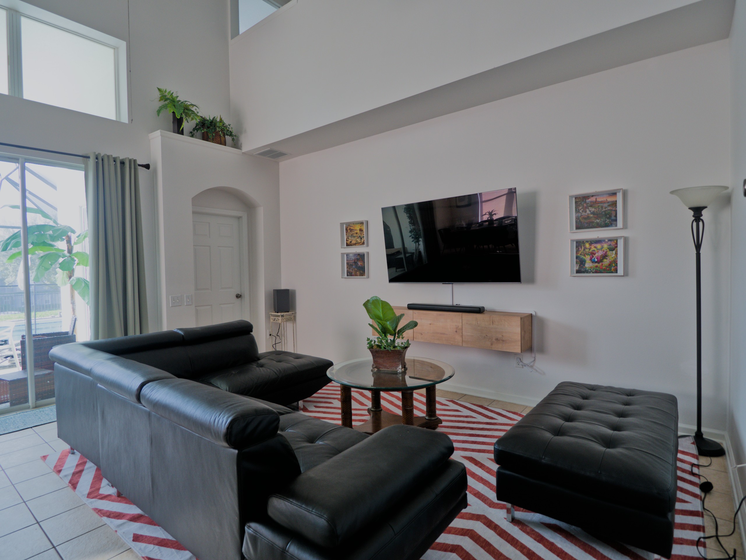 Living room with Smart TV + soundbar.