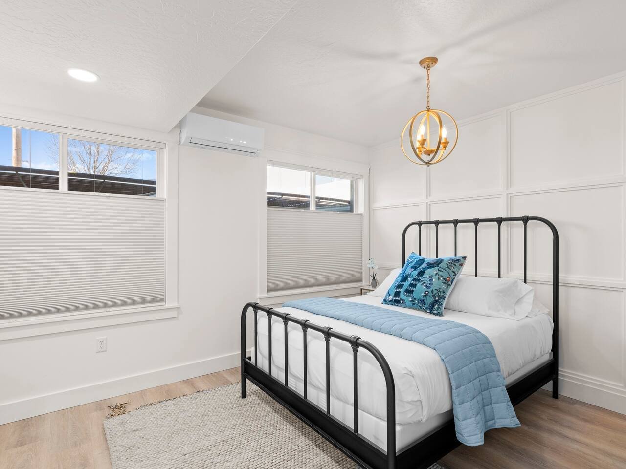 Roomy & Stylish Haven: Guesthouse Queen Bedroom