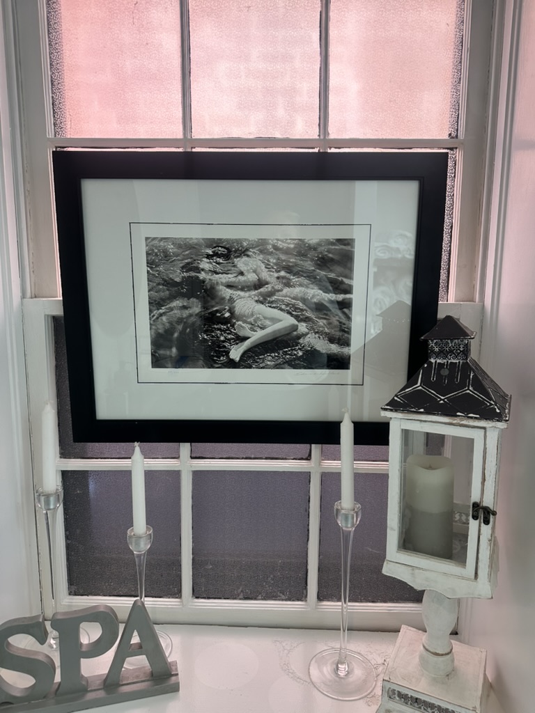 We love to share our love for art and photography.
