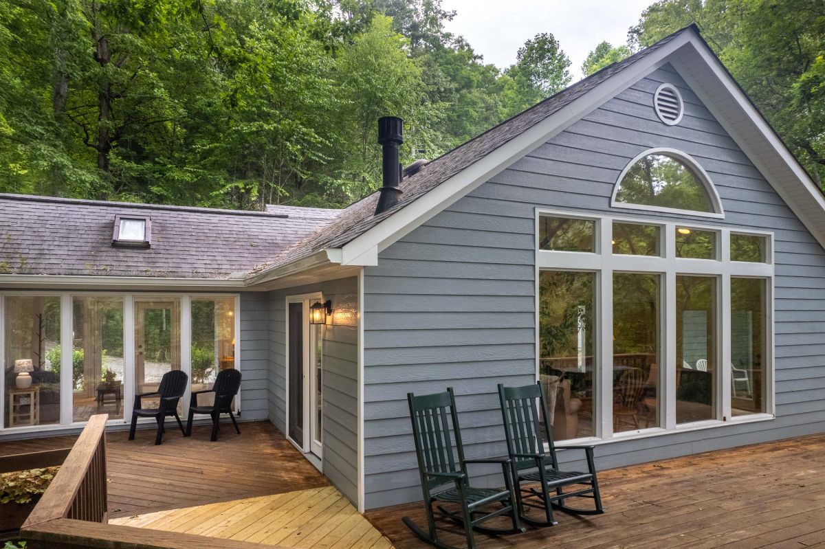 Outdoor Deck: Relax in rocking chairs amidst lush greenery and stunning nature views!

