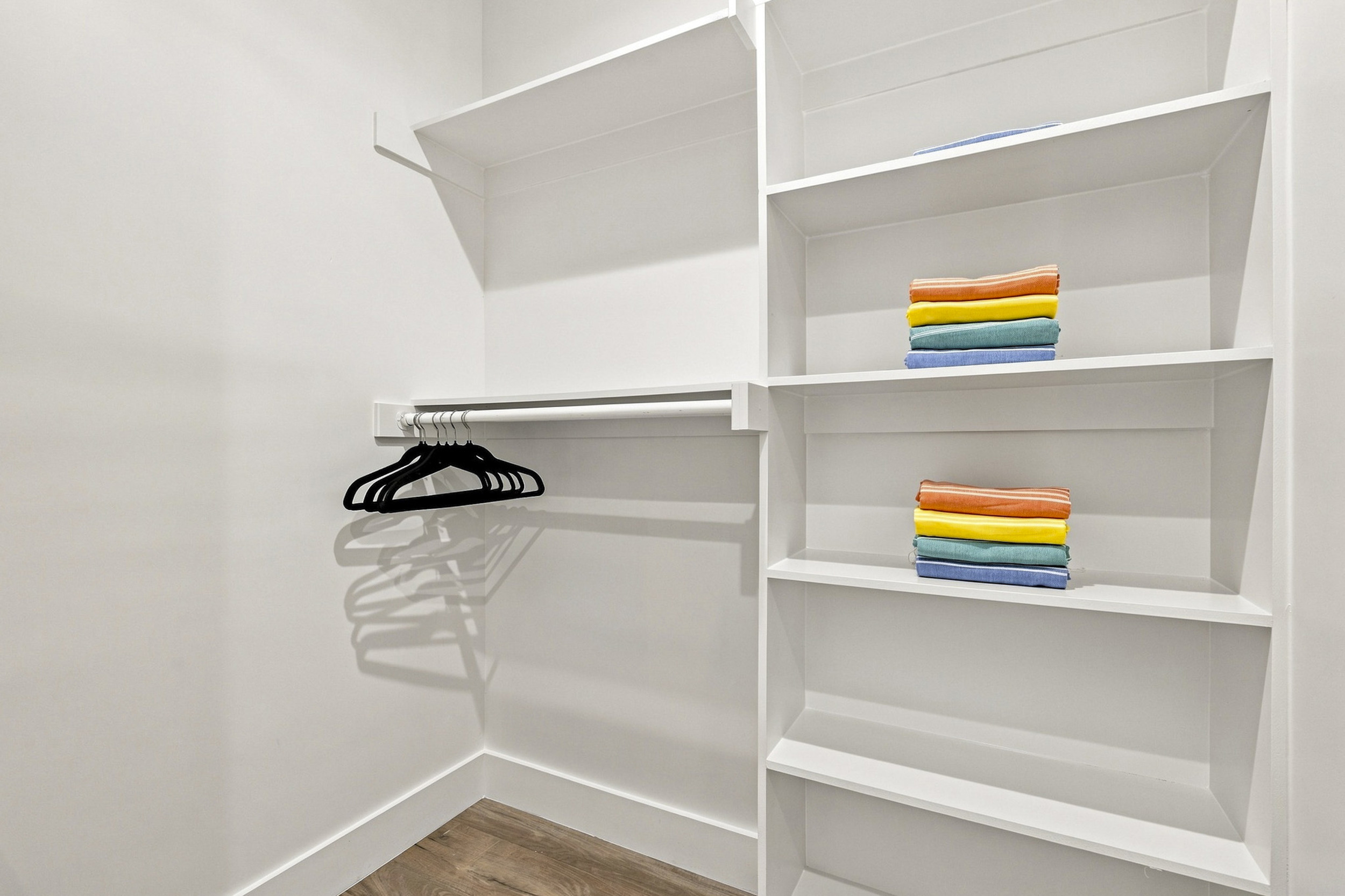 Stylish organization awaits with vibrant linens and ample space for your wardrobe!