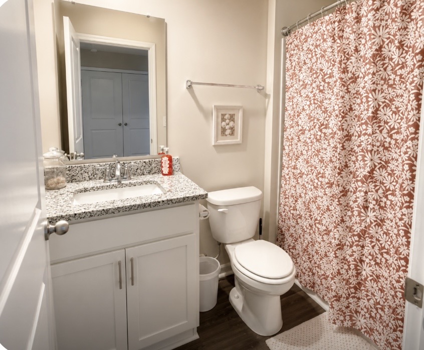 A convenient full bathroom with a shower/tub combo — ideal for families and groups. Clean, comfortable, and stocked with the essentials for a hassle-free stay. ⭐