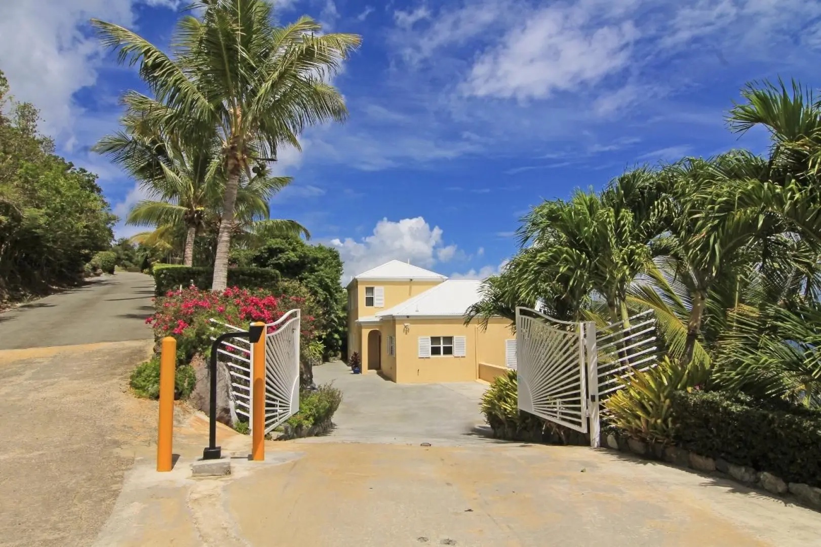asy arrival with a wide driveway and simple access—rare convenience for St. Thomas villas.