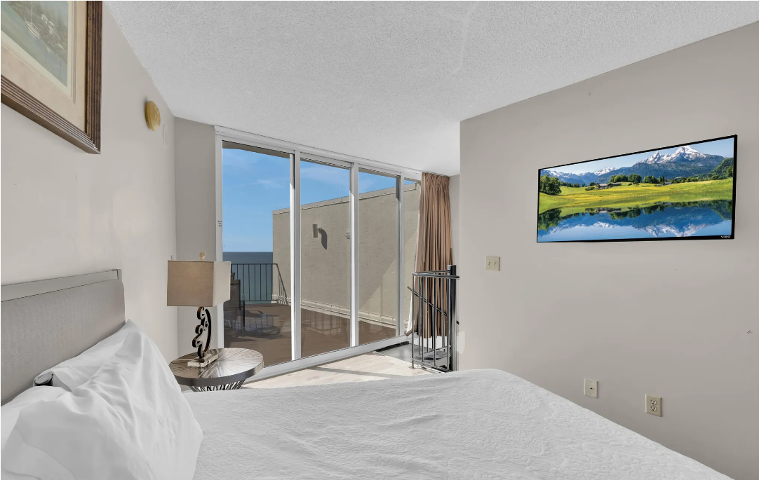 Upstairs Guest Room w/Sundeck