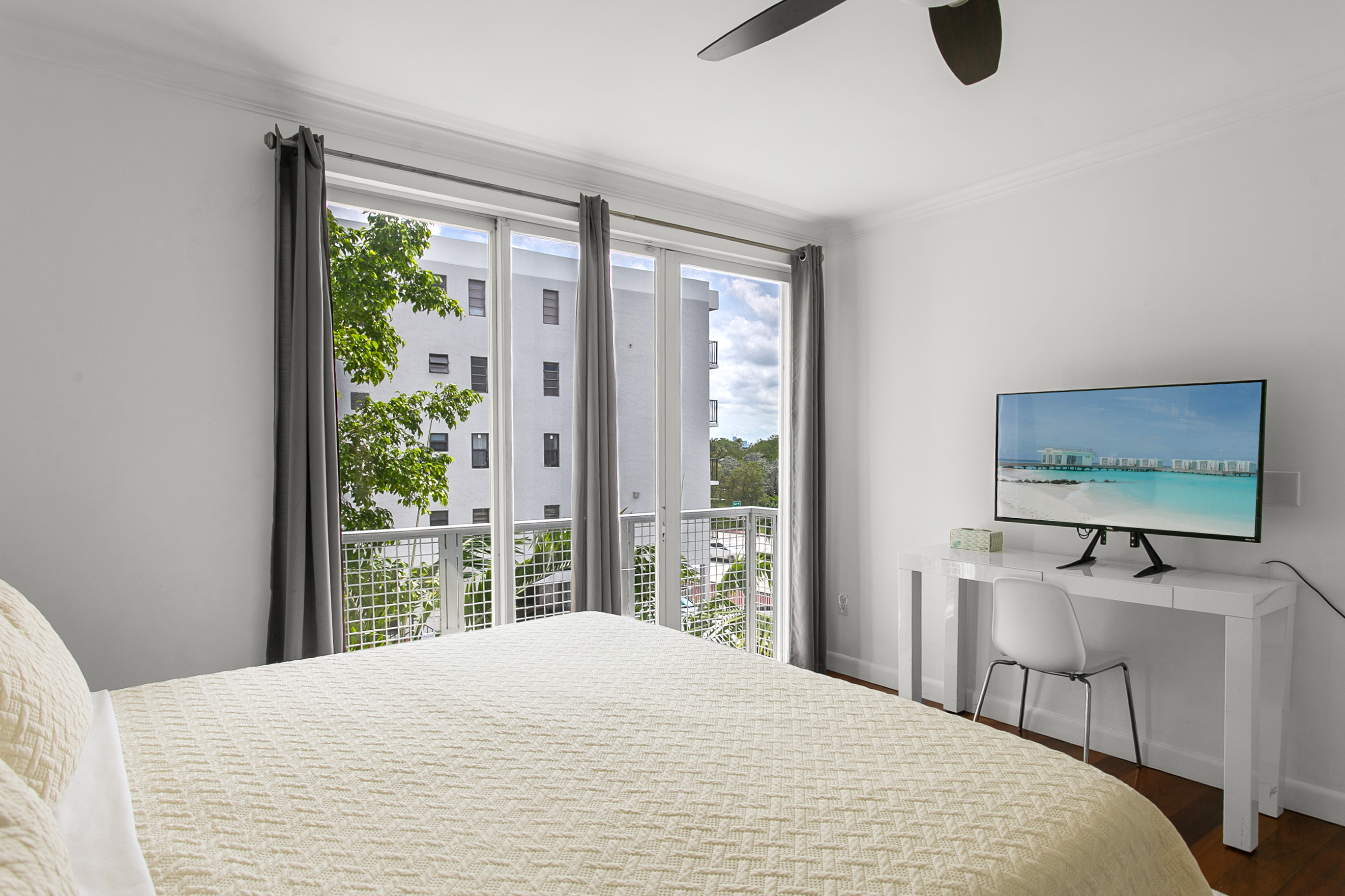 Primary Suite with en-suite bath, room-darkening shades, fresh linens every stay