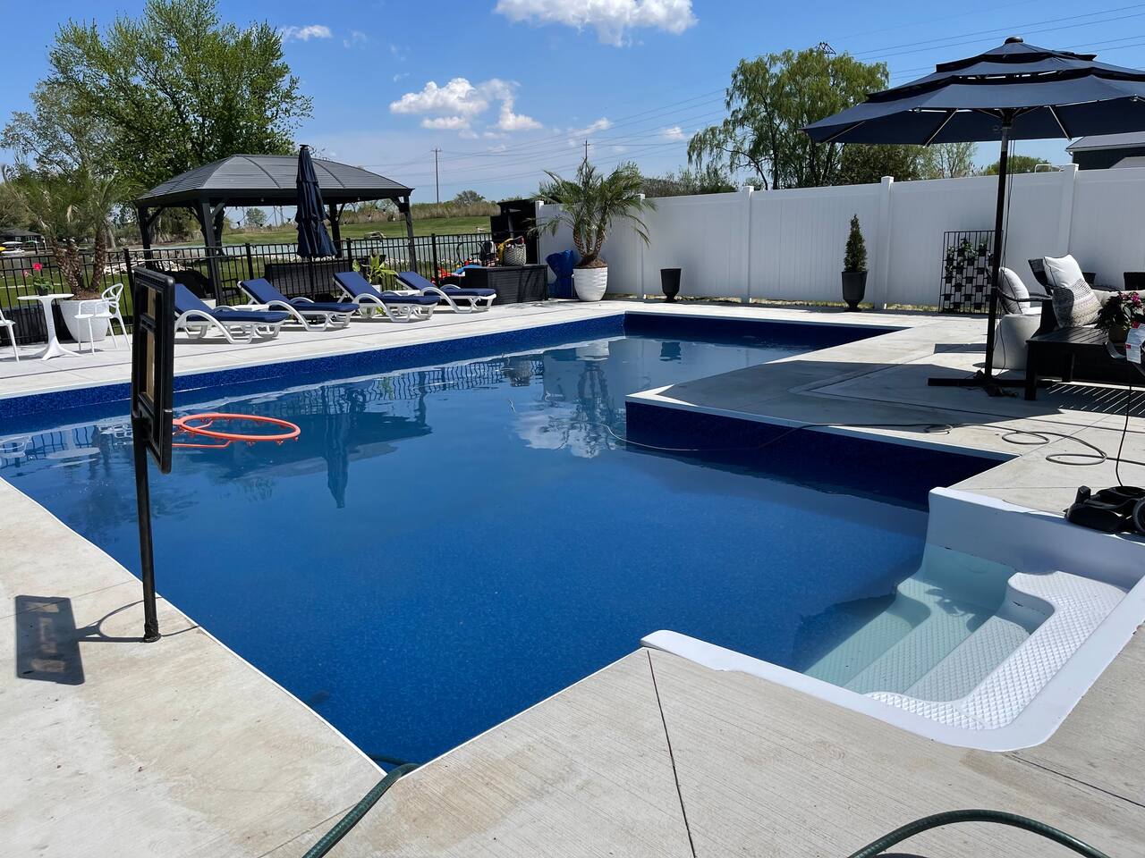 Pool basketball 