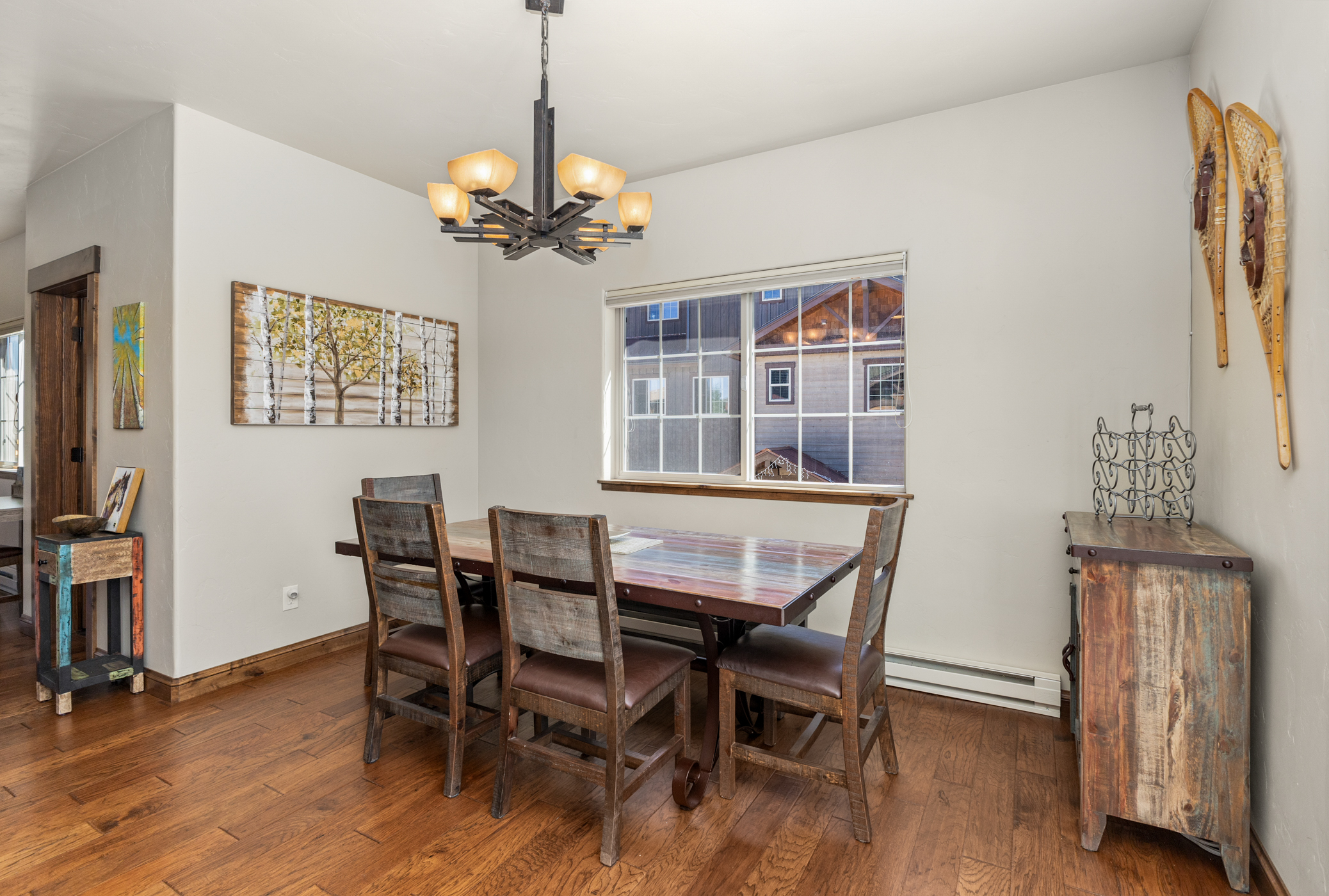 Main Level -- Dining Area for 6