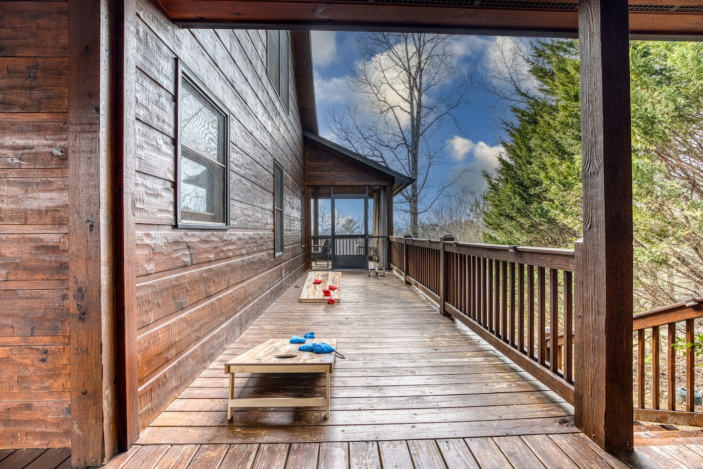 Mountain views from the wrap-around porch. Plenty of outdoor games to play! Giant jenga, cornhole/bags, ball toss, ring toss, plus mini golf putt-putt! 
