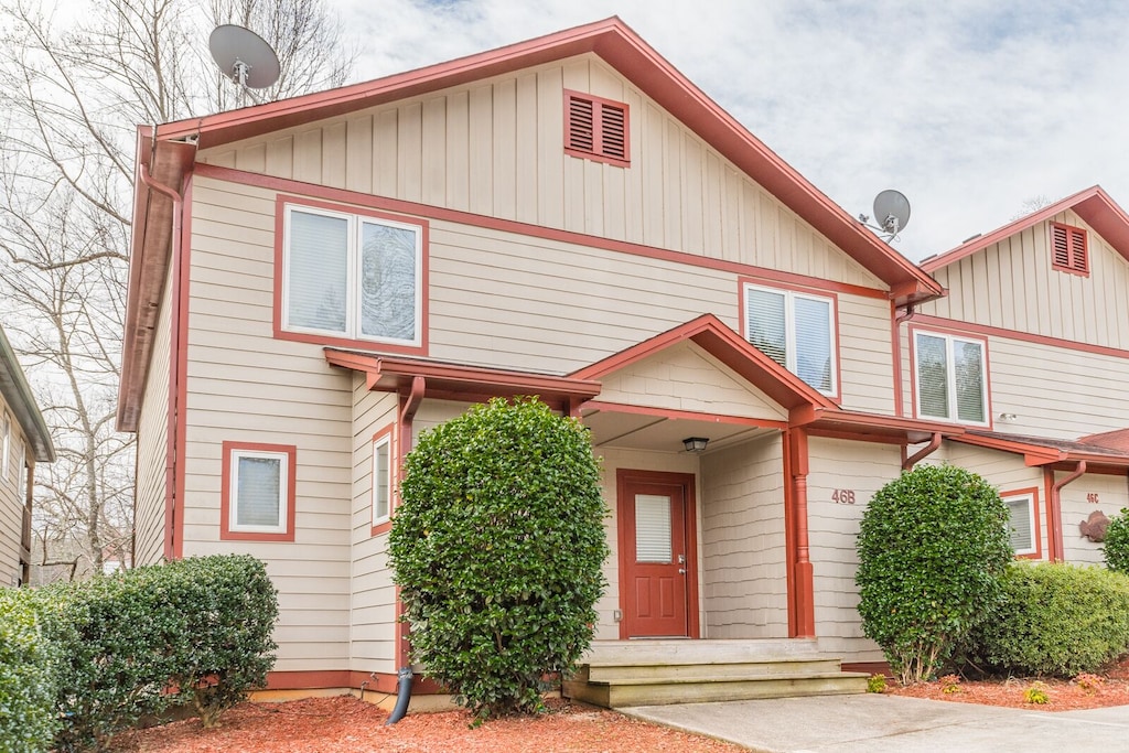 Private entrance to riverfront 3-floor townhouse