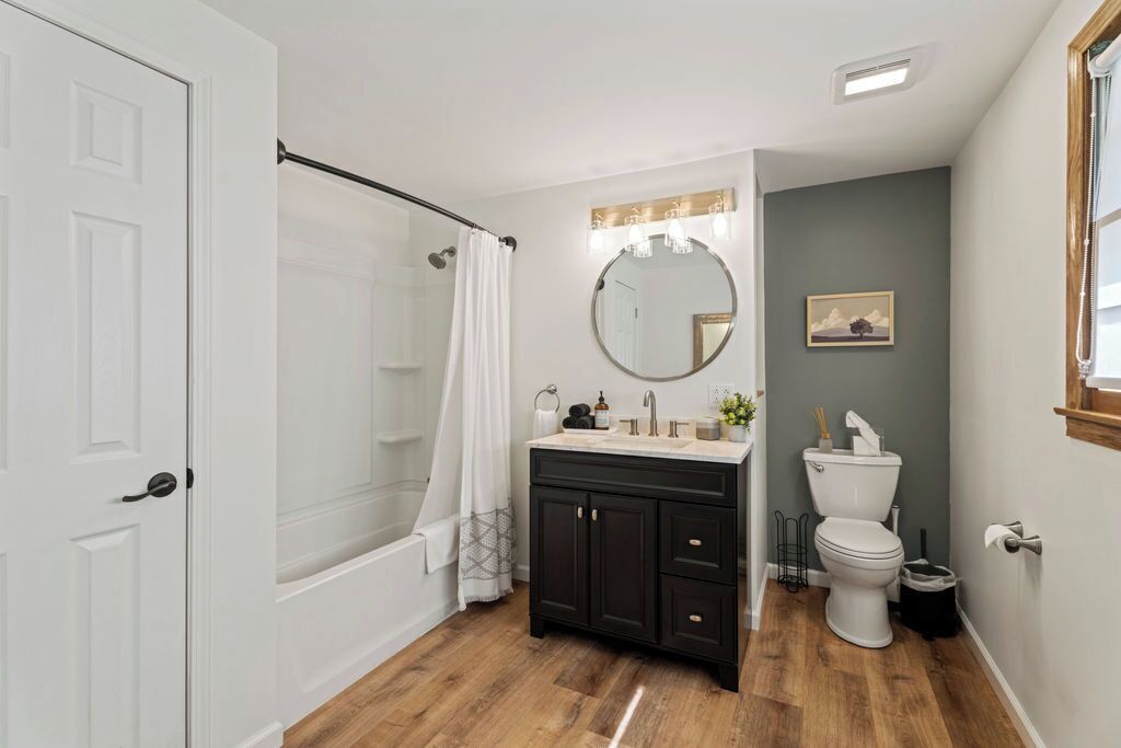 Primary en-suite bath