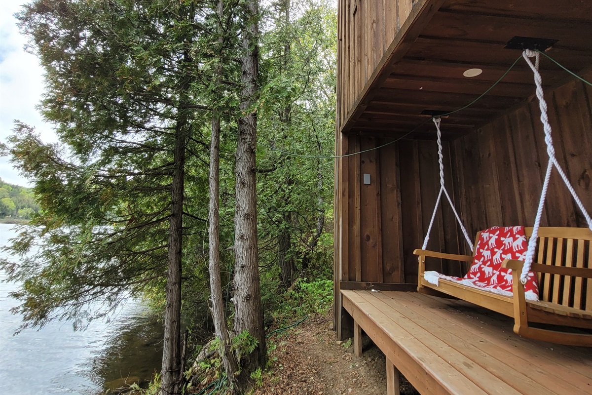 Cozy loveseat swing on the edge of Lac St. Pierre