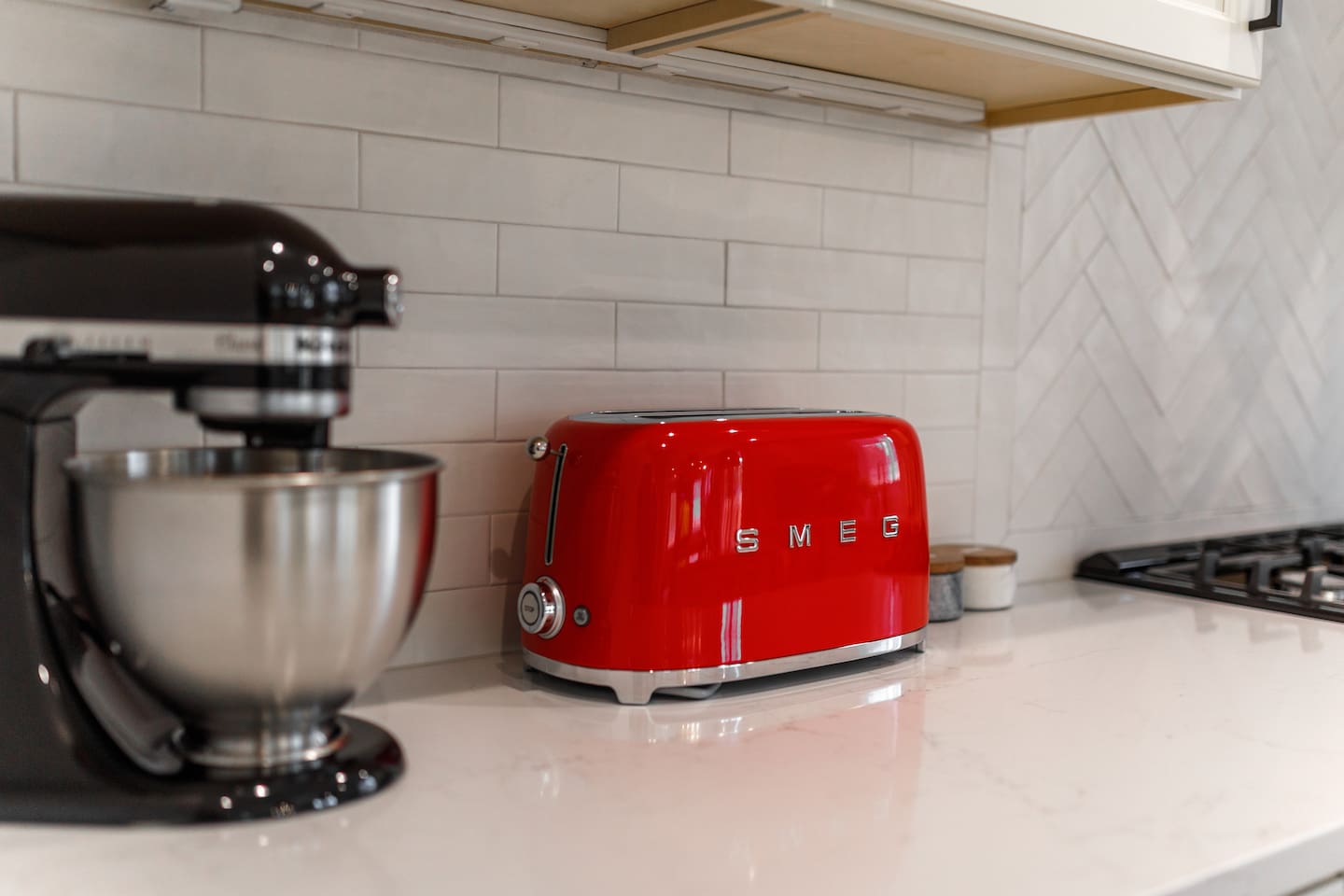 Italian Smeg toaster and KitchenAid mixer — perfect for your morning toast or baking inspiration. ✨