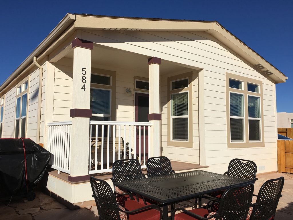 Vermillion Cliffs front courtyard w/patio table ,BBQ, elevated porch w/teakbench