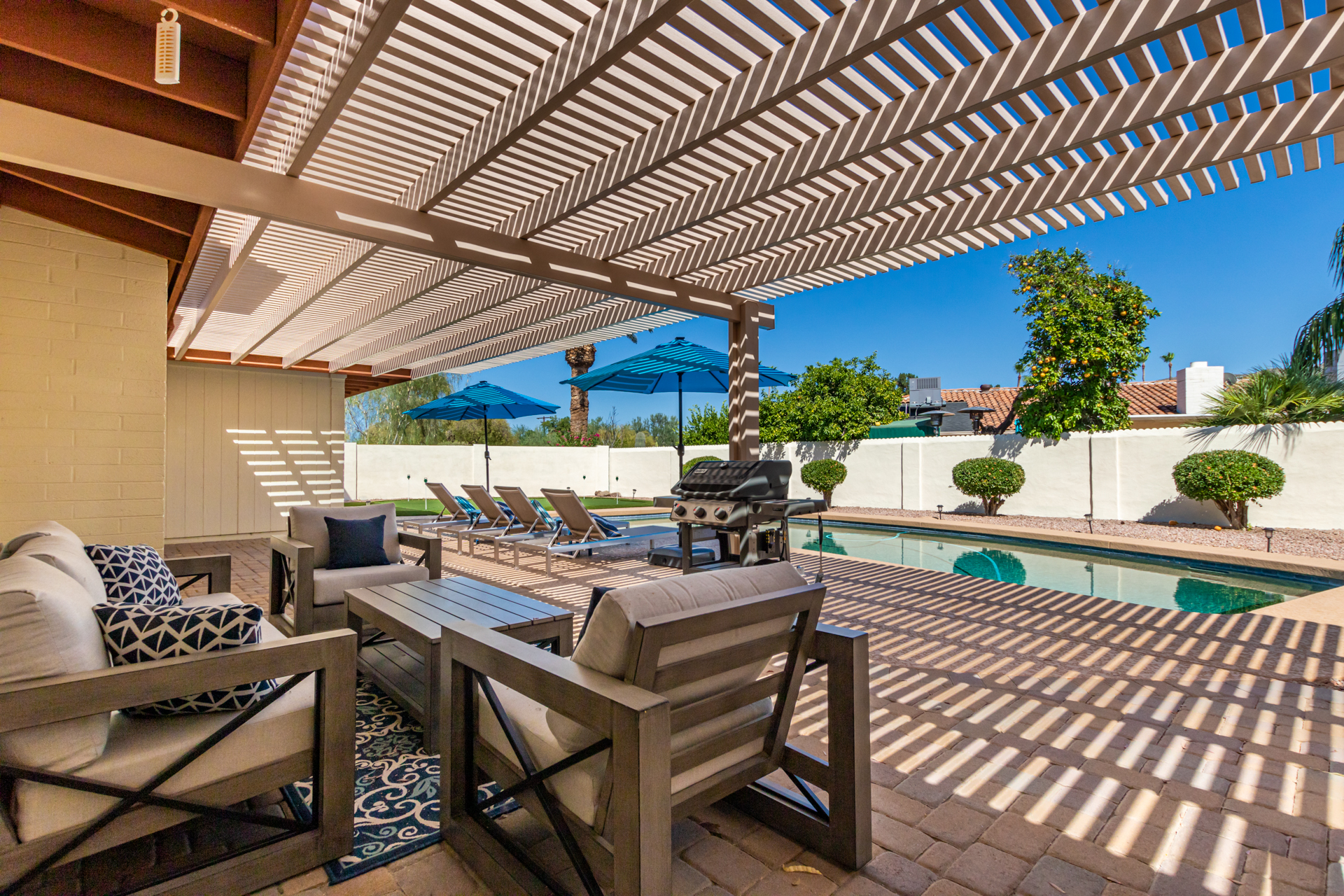 large covered patio w/ ample outdoor seating