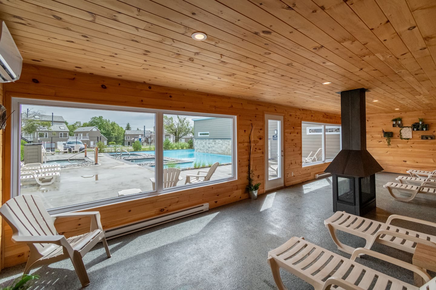Gratuit sur le site même :
Piscine et spa chauffée à l'année, espace détente et sauna.
En période estivale, parc aquatique avec glissades!