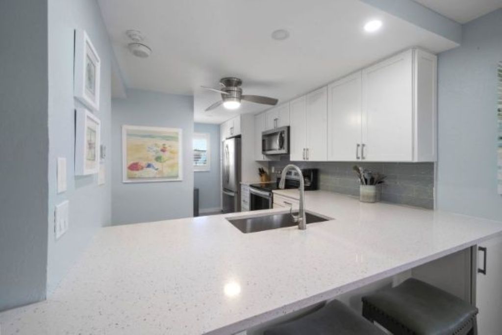 Sunset 100-Beautiful Beachfront 2-Bedroom Condo
