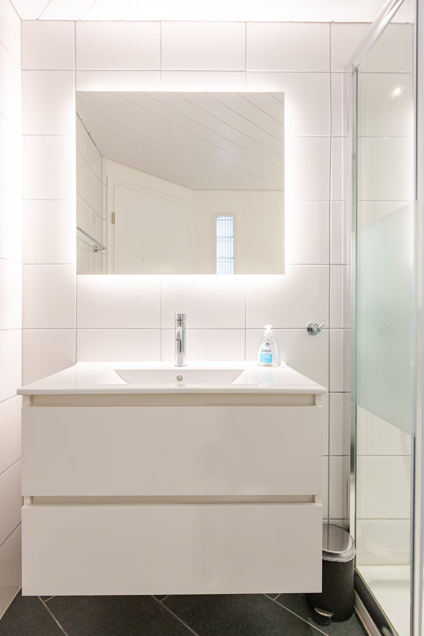En-suite bathroom with sink and mirror