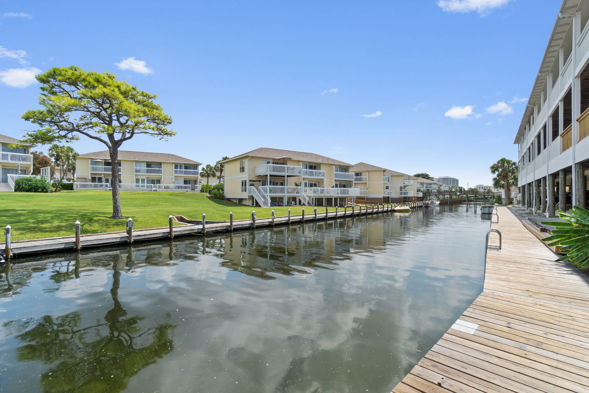 Get a front-row seat to the action! 🛥️ From this vantage point, you can watch the boats cruise through the saltwater canal. Whether it’s your morning coffee or an evening drink, the view from the balcony never gets old.