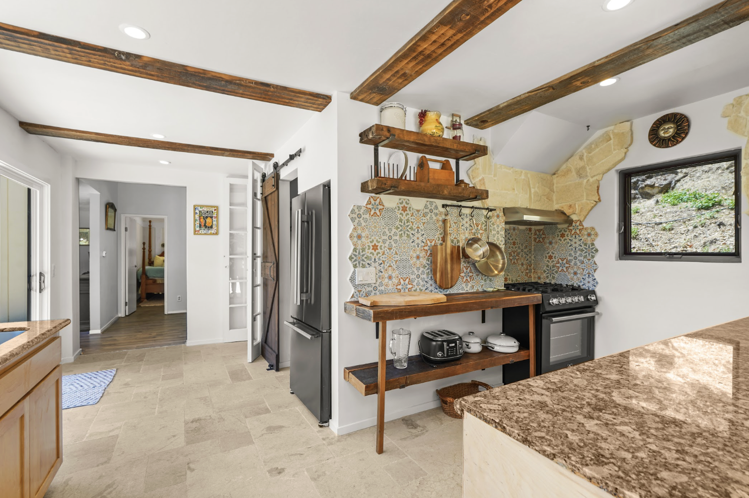 Fully equipped kitchen for home cooking