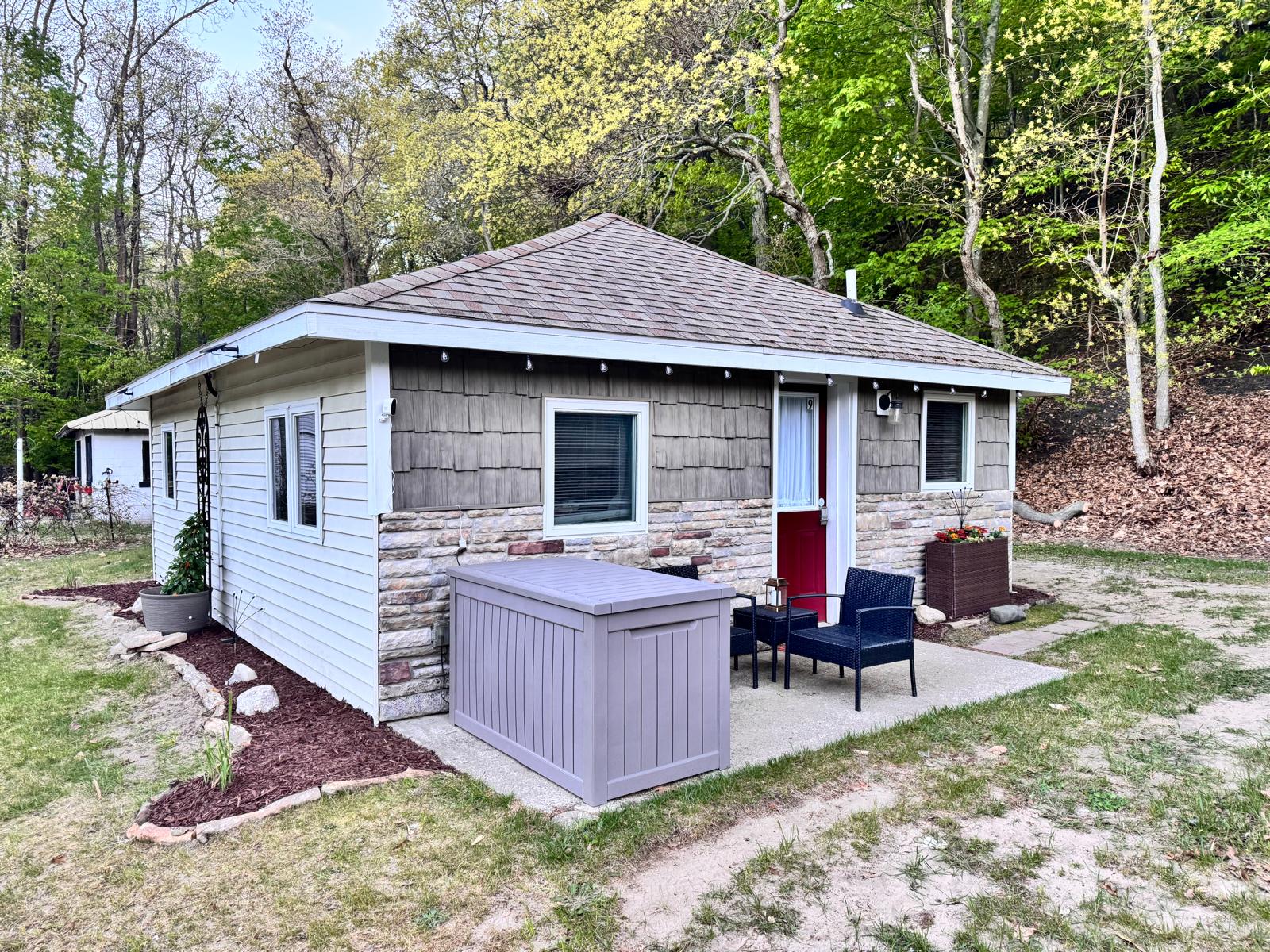 Duet Cottage - Parking for a maximum of 2 cars is available behind and next to the cottage. 