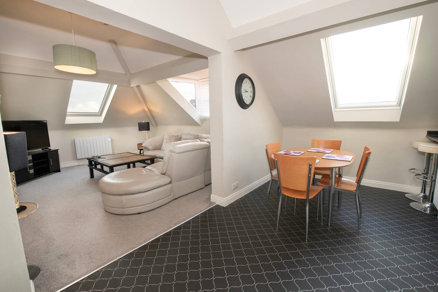 Open plan lounge & dining area