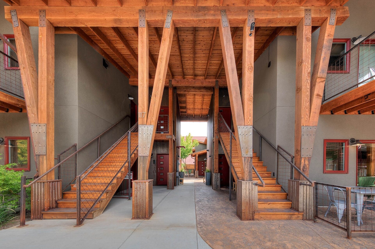 Gorgeous new custom timber framed building with 5 Casitas