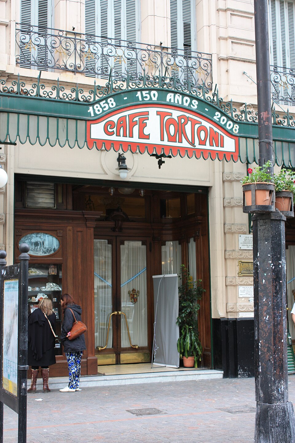 Café Tortoni, Avenida de Mayo.
Jrivell. https://commons.wikimedia.org/wiki/File:Café_Tortoni_-_Fachada.JPG
https://creativecommons.org/licenses/by-sa/3.0/