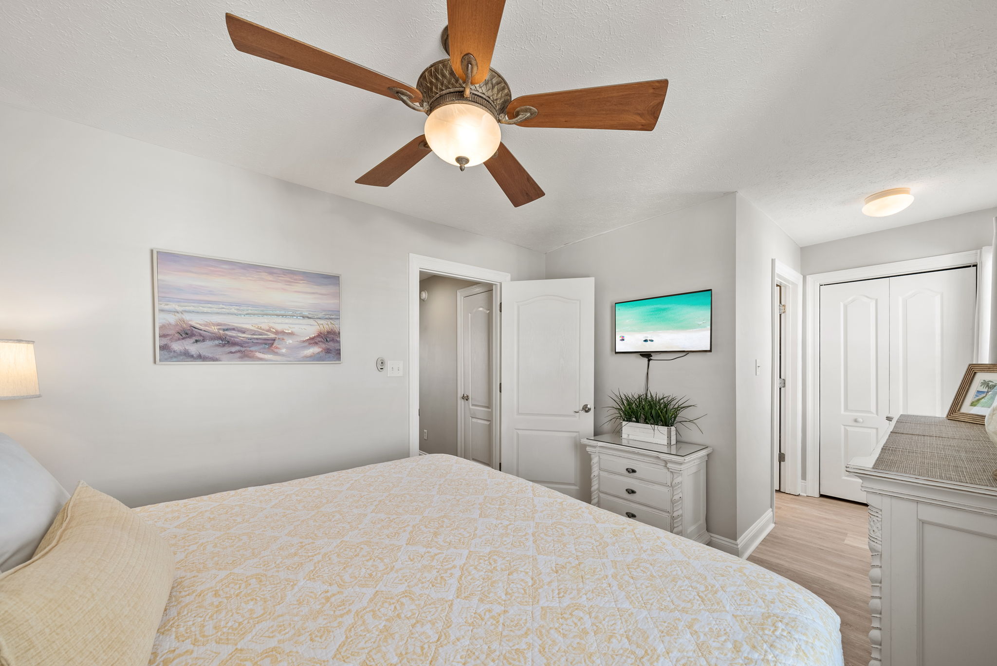 3rd Floor does have a 2nd King Suite 