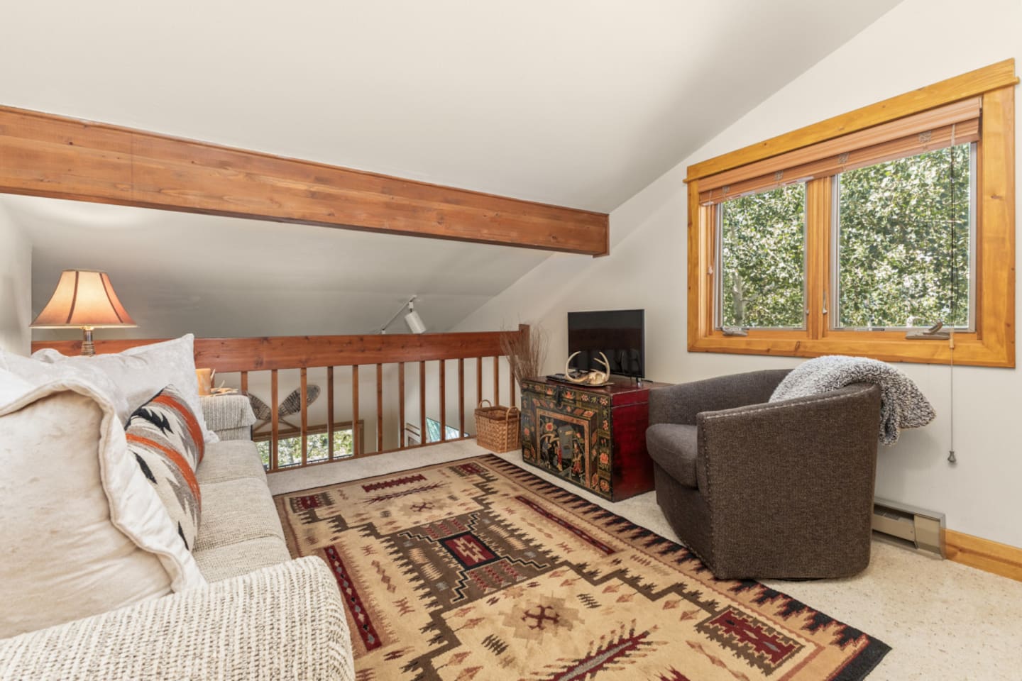 3rd Floor Loft -- HDTV