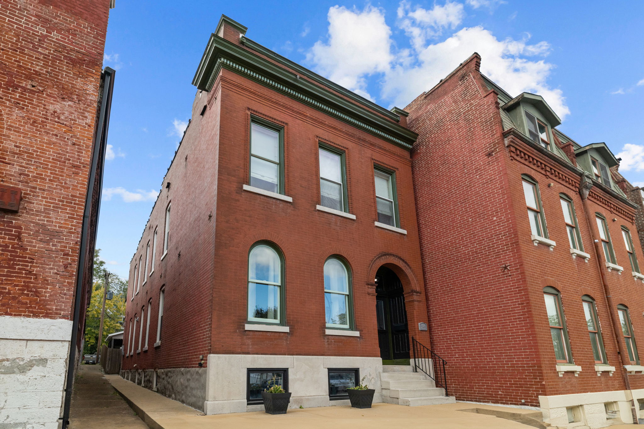 Enjoy this beautifully updated home with preserved historic charm just a short walk from Anheuser-Busch and in a quiet pocket of Soulard.  We're right at the end of the Mardi Gras Parade!!