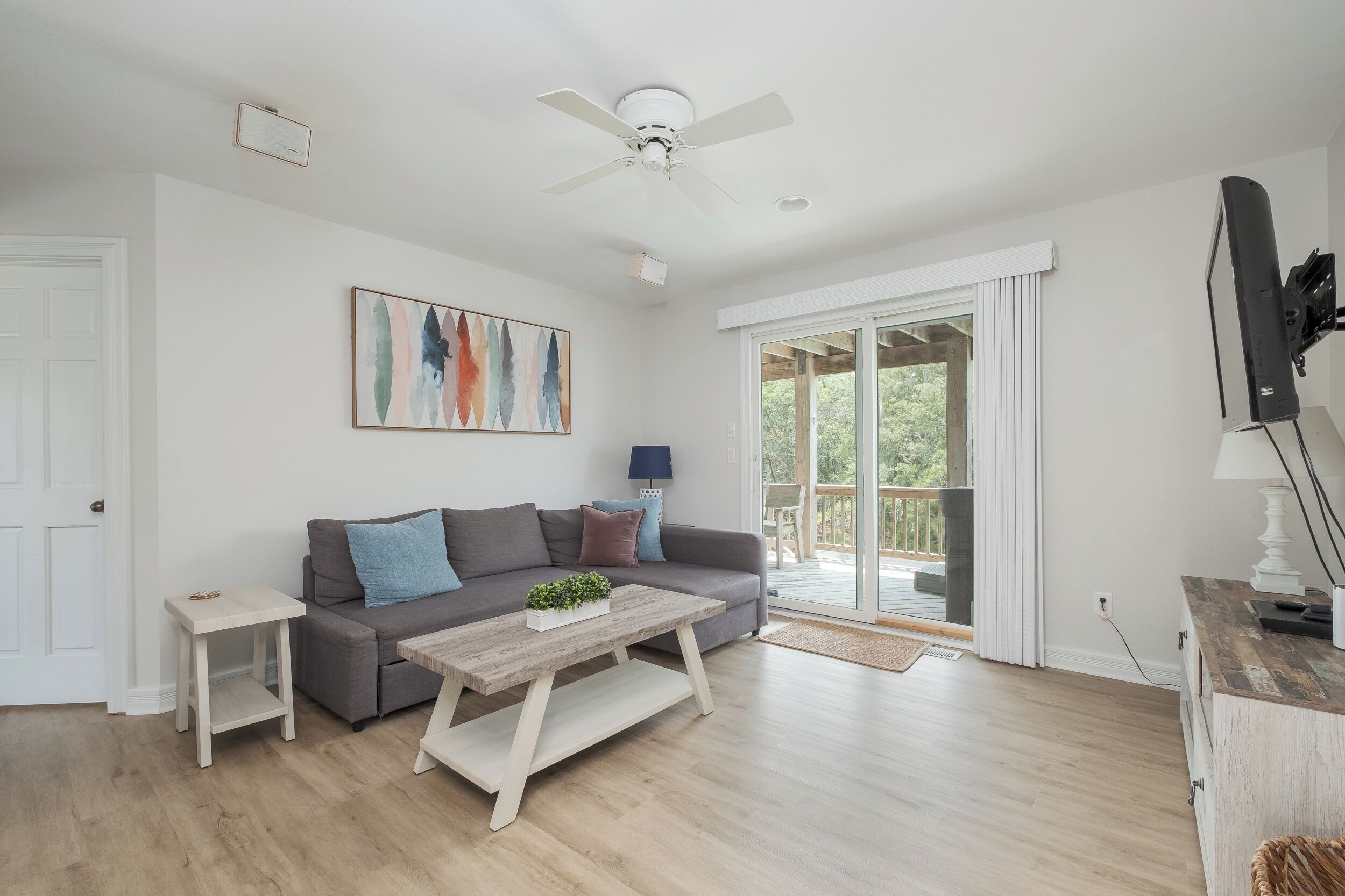 Living area w/ pull out Sofa, Smart TV & Deck access