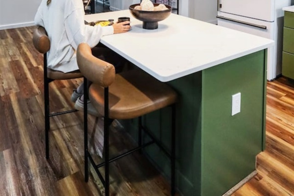 Bold, modern kitchen with High Chair