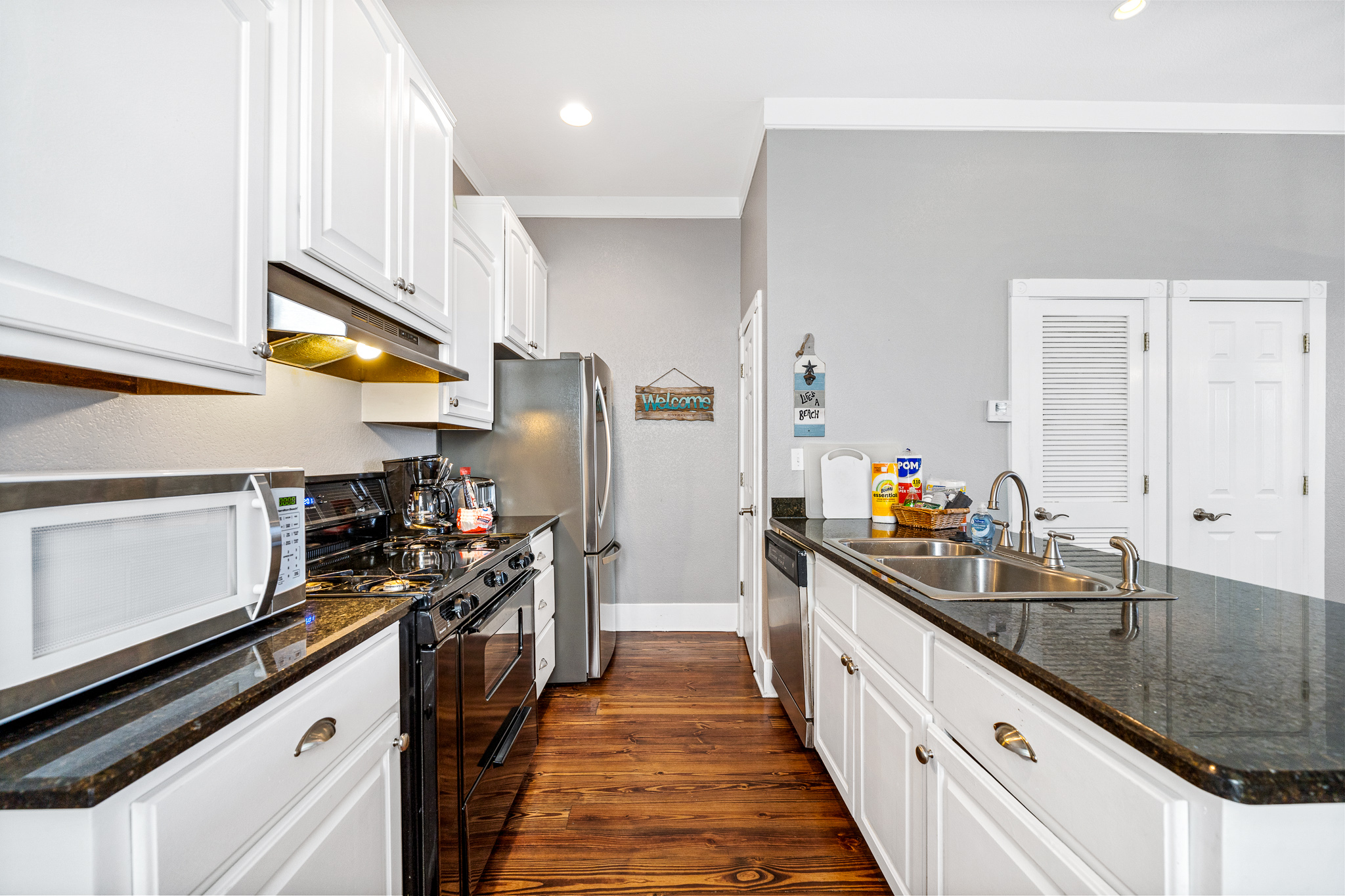 Well equipped kitchen with brand new refrigerator w/ ice maker