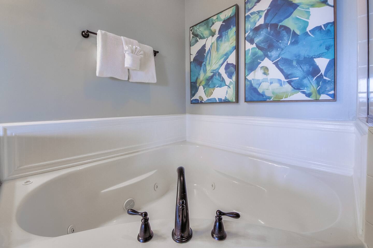 End your day soaking in our jetted tub after a long day at the beach!