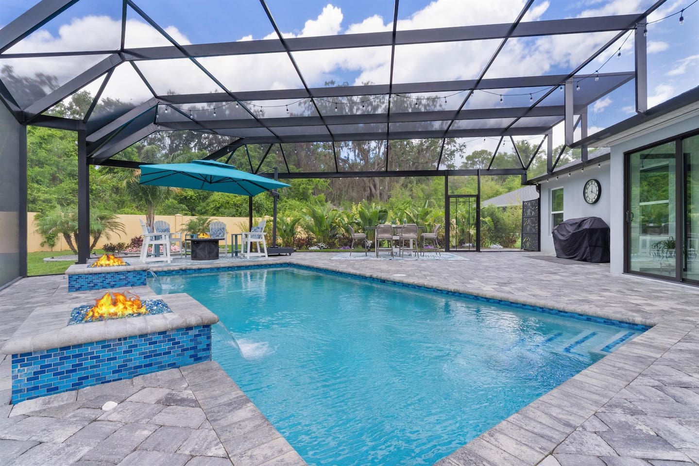 Sparkling pool with spa area