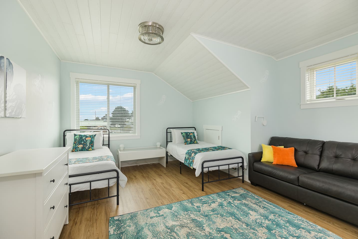 2nd floor bedroom with pull-out couch