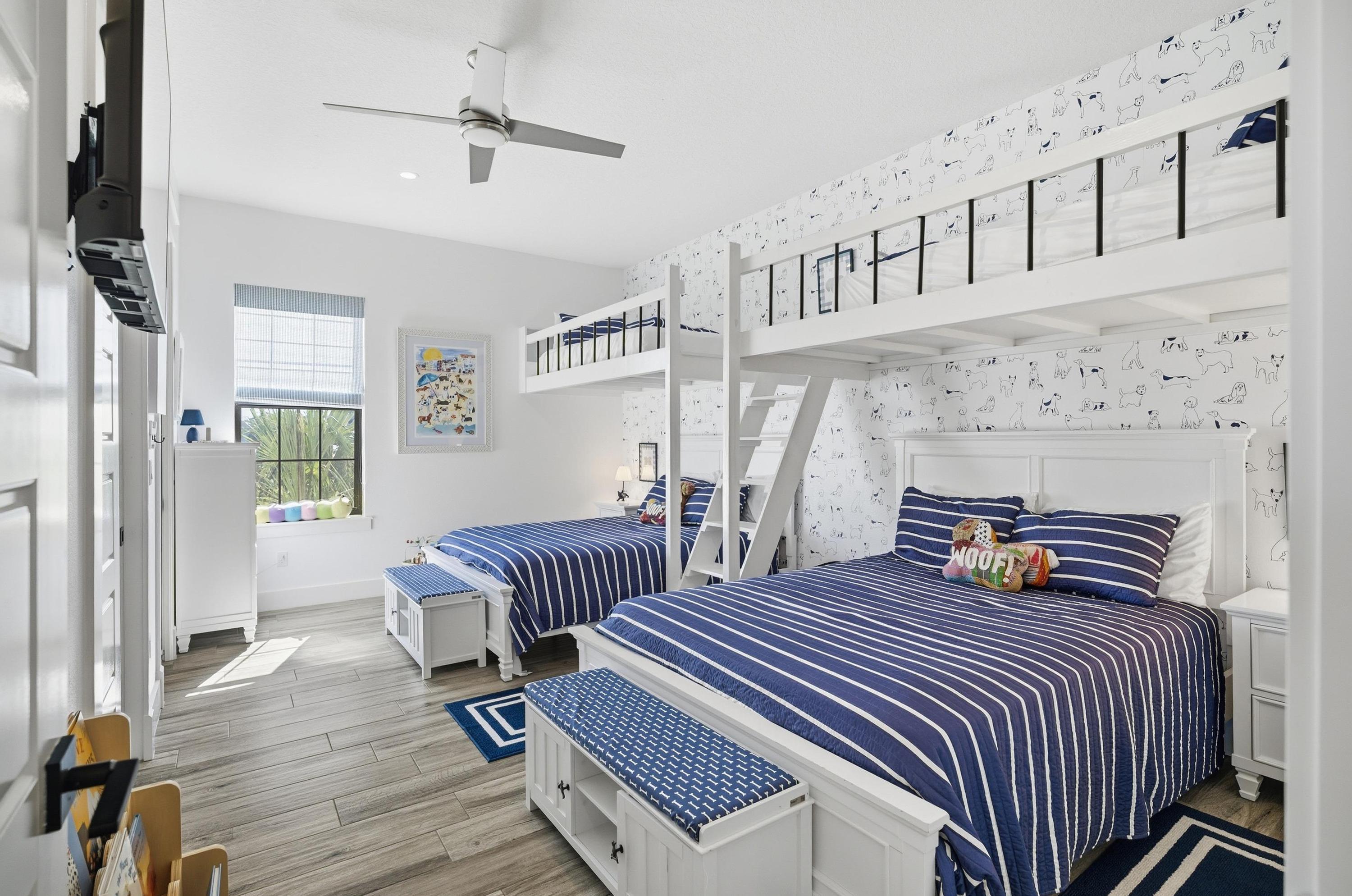Kids’ bunk room fun 🐶🛏️
Two cozy queen beds plus an awesome loft bunk make this the perfect space for kids to spread out, sleep comfortably, and keep the vacation giggles going.