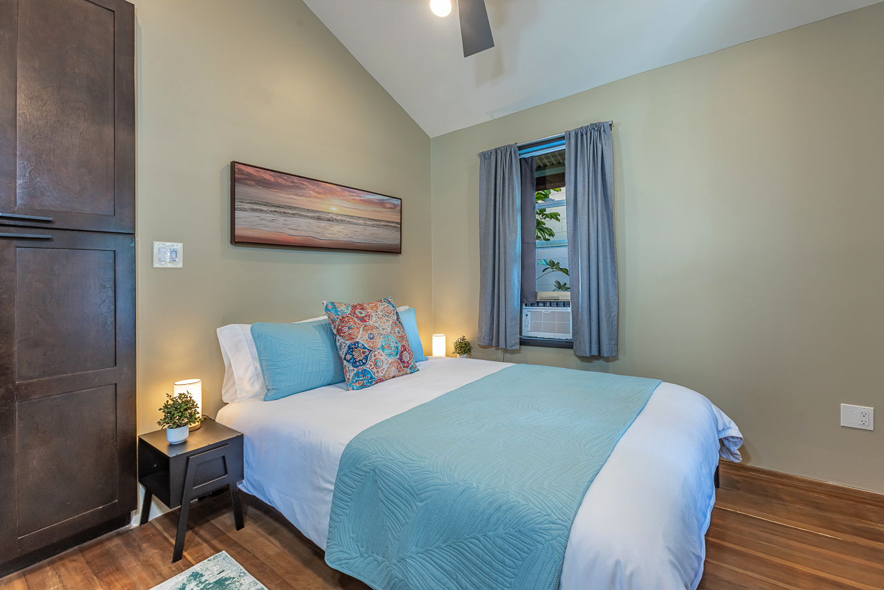 Guest Bedroom with Queen Bed & AC