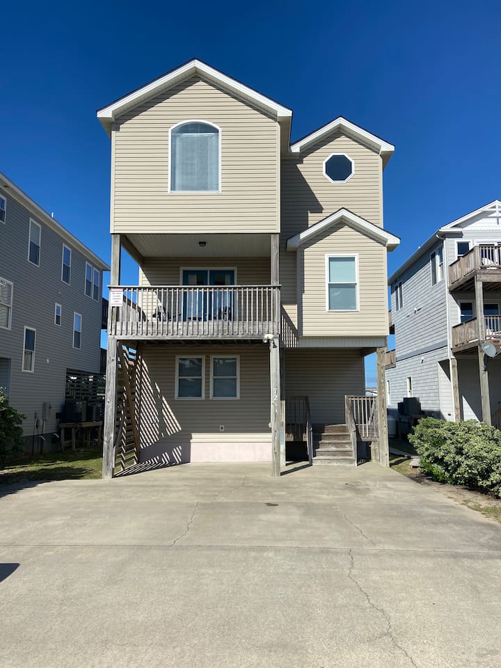 House front: The Dawn to Dusk vacation rental. Large 3 car parking pad. 