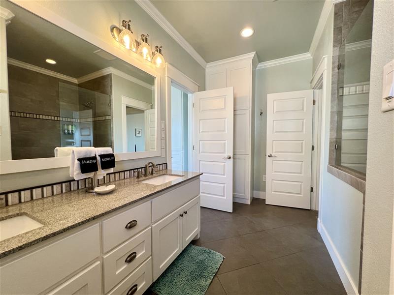 Crystal Paradise Bathroom 4: Our bathrooms are roomy, well-lit, and designed for comfort and convenience.