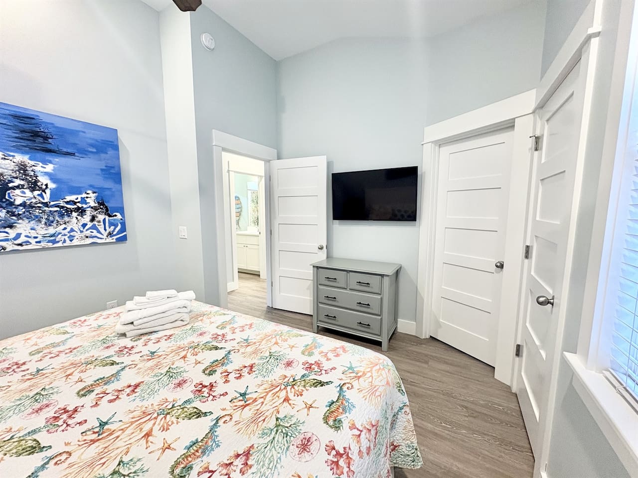 King Bedroom 1 with smart TV and esuite full bathroom!