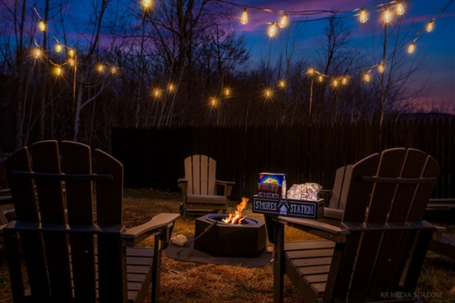 Gather under string lights around the seasonal fire pit for après ski drinks, late night laughs, and stories that last long after dark.