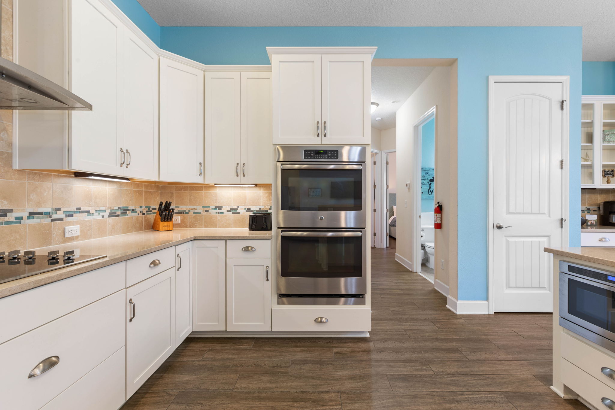 Bake cinnamon rolls for a slow beach morning, prep fresh seafood for dinner, and keep the conversation flowing in this spacious kitchen—beautifully equipped, bright, and ready for the meals, laughter, and little moments everyone remembers.